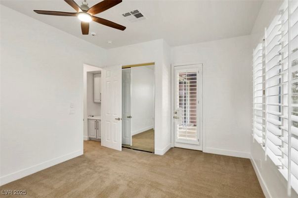 Empty room, Interior