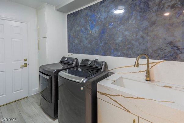 Interior, Recessed Lighting, Washer, Wood Texture Flooring