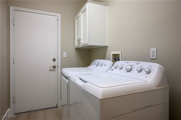 Interior, Washer, Wood Texture Flooring