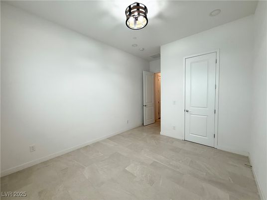 Empty room, Interior