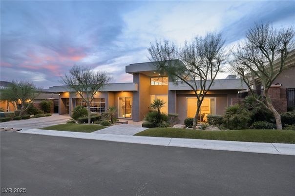 Exterior, Facade, Modern