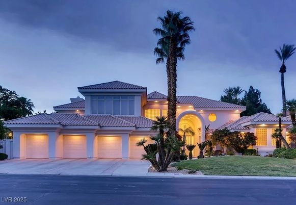 Attached, Exterior, Facade, Mediterranean