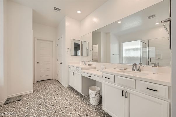 Bathroom, Dual Sink Vanities, Interior, Recessed Lighting