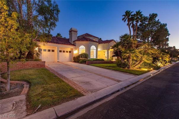 Attached, Exterior, Facade, Mediterranean