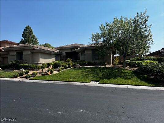 Exterior, Facade, Ranch