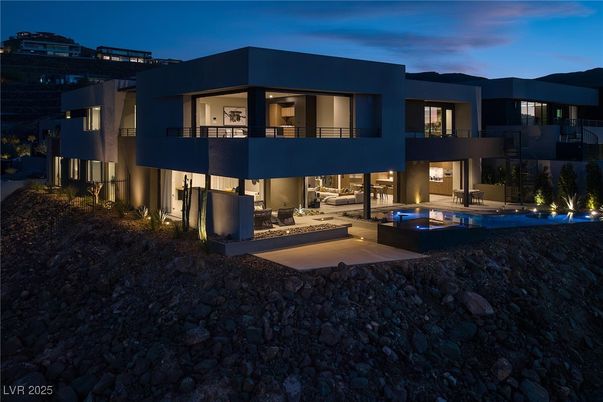 Backyard, Exterior, Facade, Modern