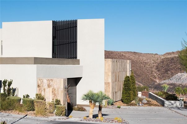 Exterior, Facade, Modern