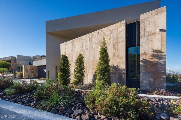 Exterior, Facade, Modern