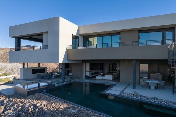 Backyard, Exterior, Facade, Pool, Modern