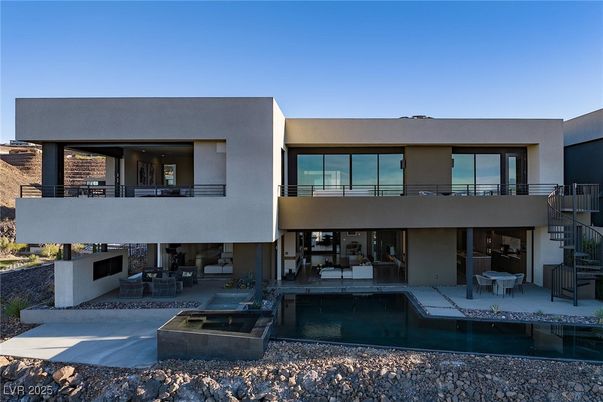 Exterior, Facade, Pool, Modern