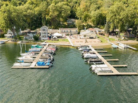 Exterior, Lake