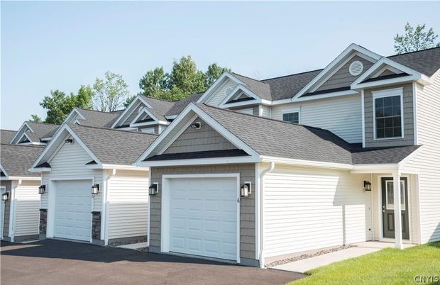 Attached, Exterior, Facade, Ranch