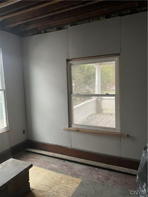 Empty room, Interior