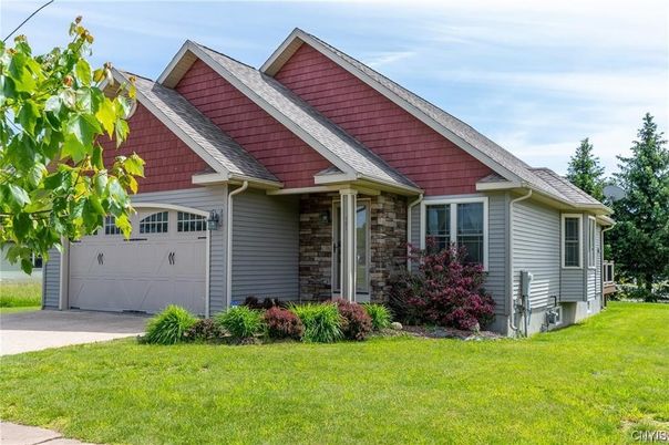 Attached, Exterior, Facade, American Craftsman