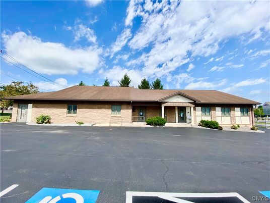 Exterior, Facade, Ranch