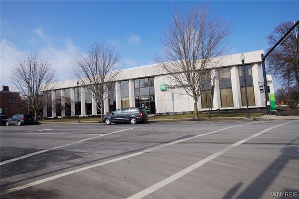 Exterior, Facade, Modern