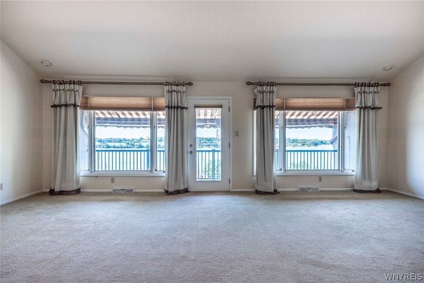 Empty room, Interior