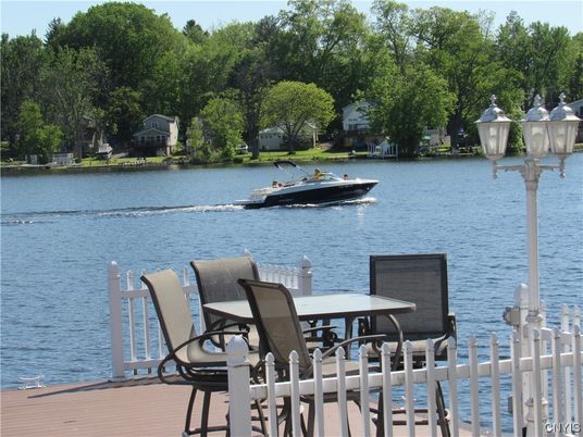 Exterior, Lake