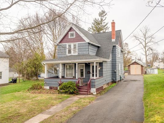 Exterior, Facade, Queen Anne Victorian