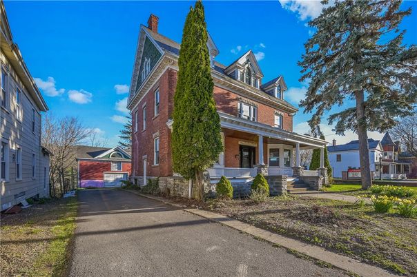 Exterior, Facade, Brick Facade, Queen Anne Victorian