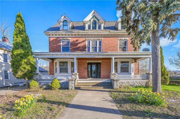 Exterior, Facade, American Foursquare