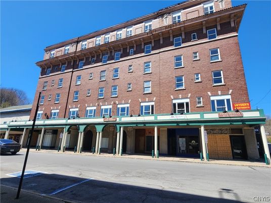 Exterior, Facade, Brick Facade, Chicago School