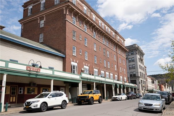 Exterior, Facade, Brick Facade, Chicago School