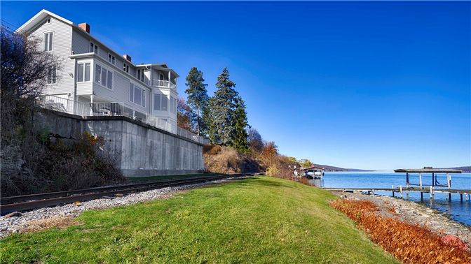 Exterior, Lake