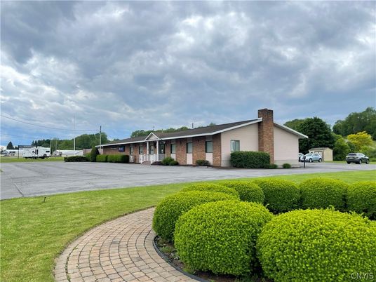 Backyard, Exterior, Facade, Brick Facade, Ranch
