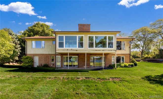 Backyard, Exterior, Facade, Brick Facade, Raised Ranch