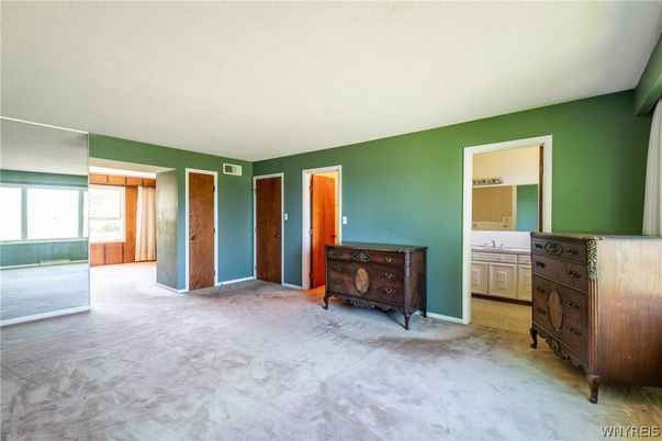 Empty room, Interior