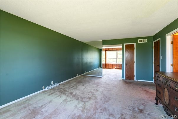 Empty room, Interior