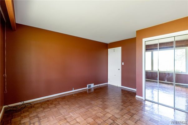 Empty room, Interior