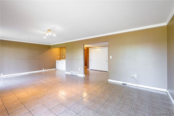 Empty room, Interior