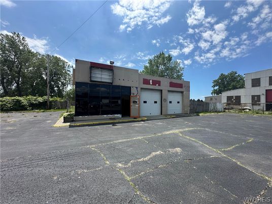 Attached, Exterior, Facade, Modern