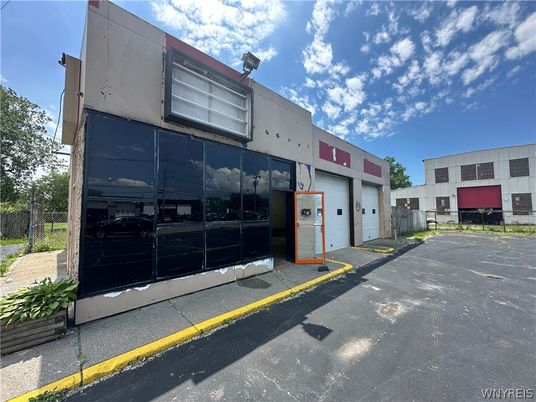 Exterior, Facade, Modern