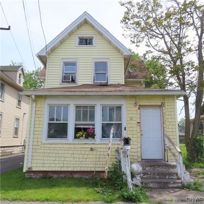 Exterior, Facade, Queen Anne Victorian