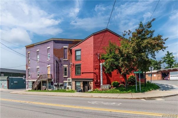 Exterior, Facade, Rowhouse