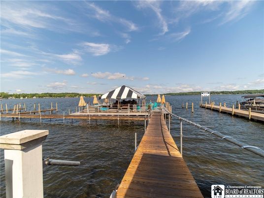 Exterior, Lake