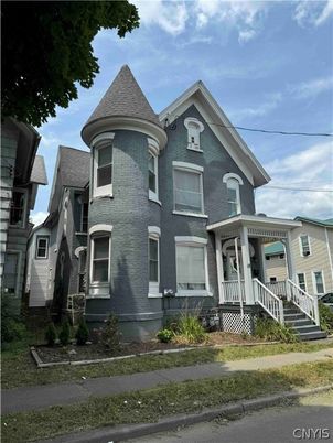 Exterior, Facade, Queen Anne Victorian