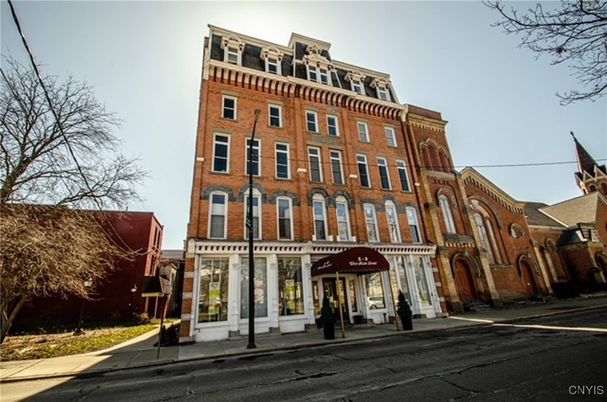 Exterior, Facade, Brick Facade, Chicago School