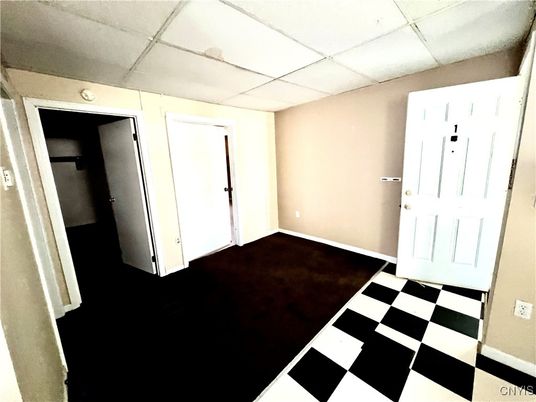 Empty room, Interior
