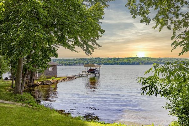 Exterior, Lake