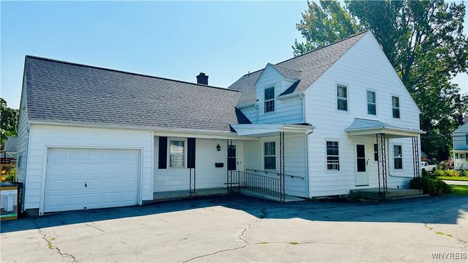 Attached, Exterior, Facade, Farmhouse