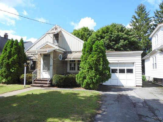 Attached, Exterior, Facade, Queen Anne Victorian
