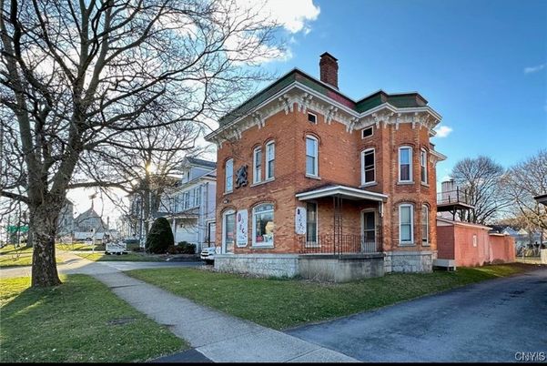 Exterior, Facade, Brick Facade, Queen Anne Victorian