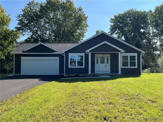 Attached, Exterior, Facade, Ranch