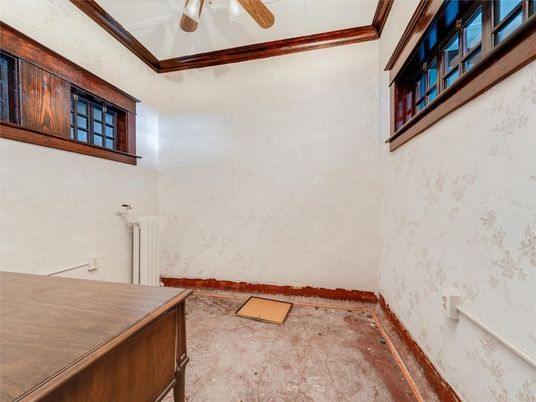 Empty room, Interior