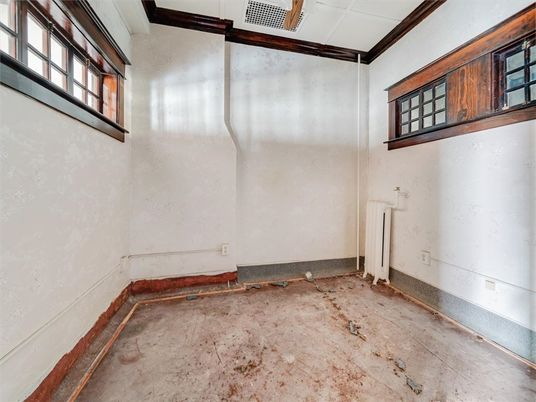 Empty room, Interior