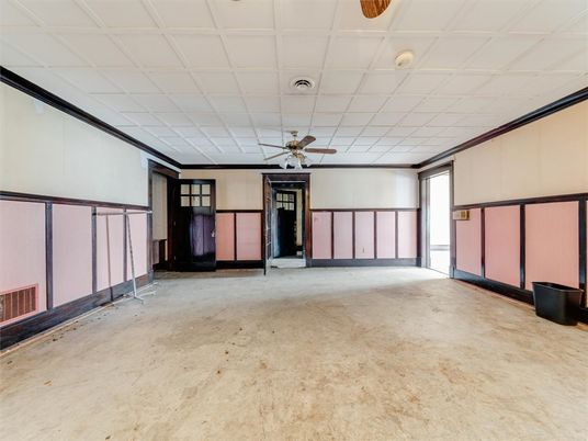 Empty room, Interior